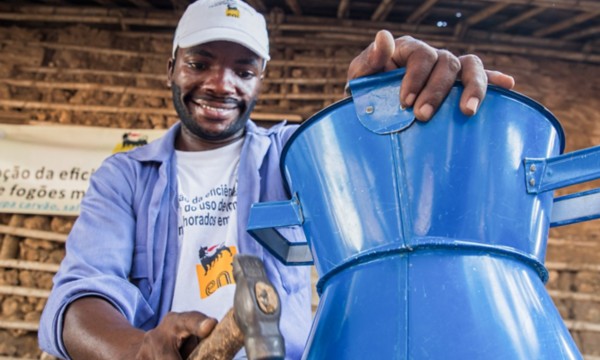 Artigiano mozambicano lavora alla creazione di un fornello per cucinare 