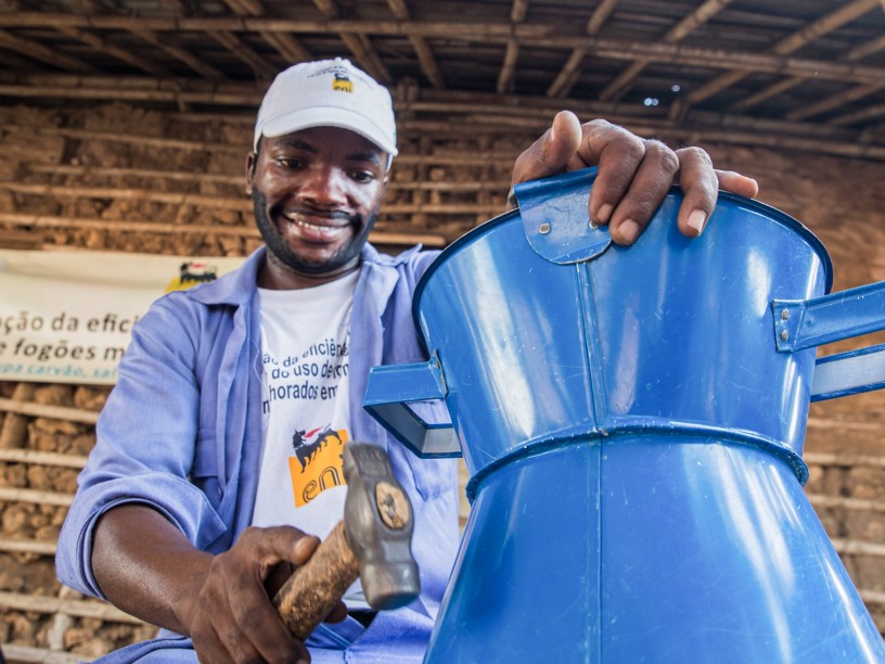 Artigiano mozambicano lavora alla creazione di un fornello per cucinare 