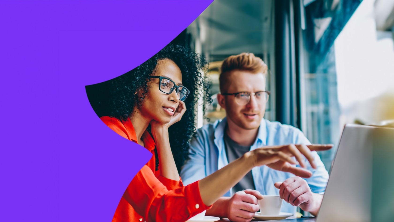 Uomo e donna con occhiali che lavorano insieme su un laptop.