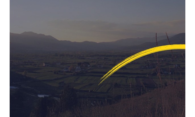Paesaggio al tramonto con pennellata gialla curva in primo piano.