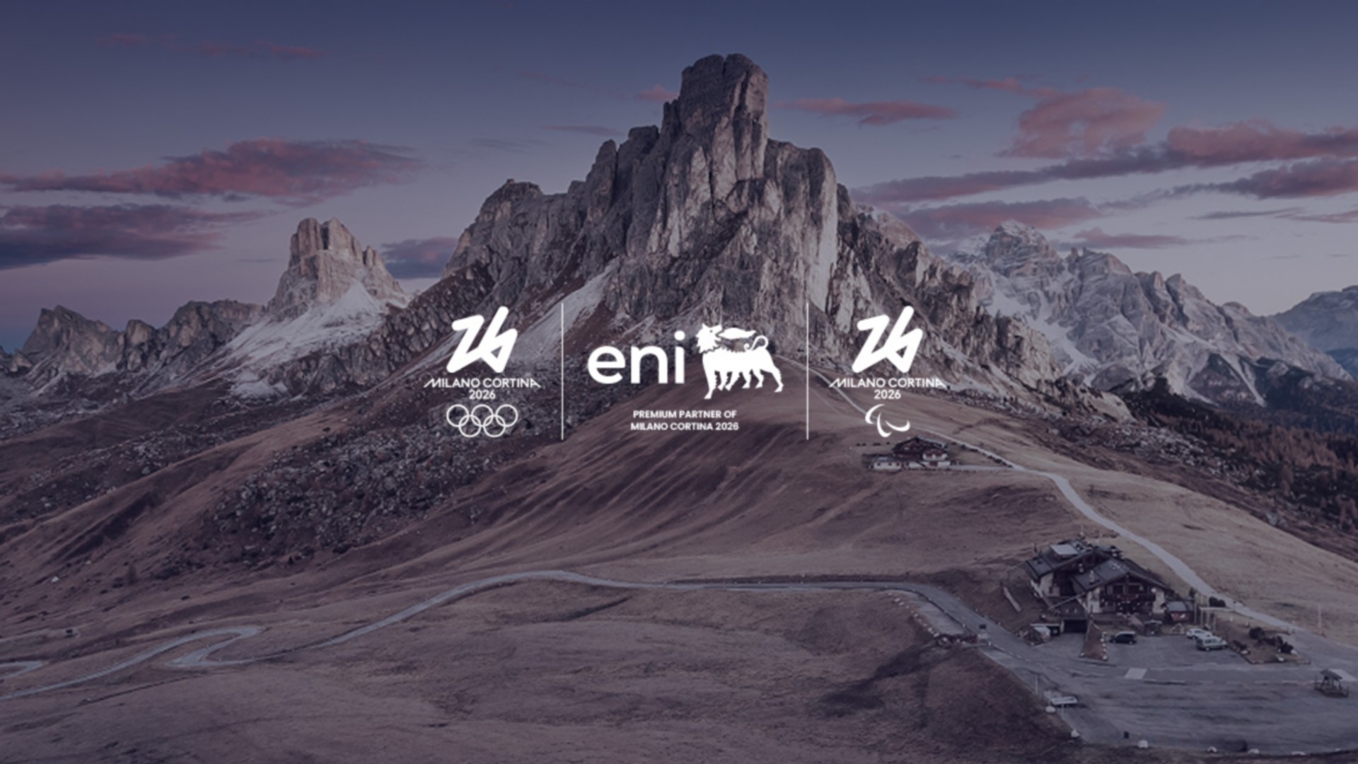 Logo di Eni come Premium Partner dei Giochi Olimpici e Paralimpici Invernali Milano Cortina 2026, con le Dolomiti sullo sfondo al tramonto.
