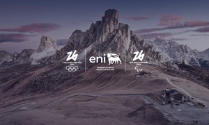 Logo di Eni come Premium Partner dei Giochi Olimpici e Paralimpici Invernali Milano Cortina 2026, con le Dolomiti sullo sfondo al tramonto.