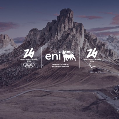 Logo di Eni come Premium Partner dei Giochi Olimpici e Paralimpici Invernali Milano Cortina 2026, con le Dolomiti sullo sfondo al tramonto.
