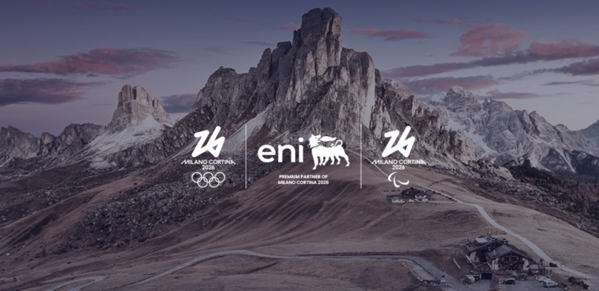 Logo di Eni come Premium Partner dei Giochi Olimpici e Paralimpici Invernali Milano Cortina 2026, con le Dolomiti sullo sfondo al tramonto.