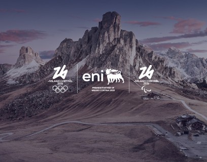 Logo di Eni come Premium Partner dei Giochi Olimpici e Paralimpici Invernali Milano Cortina 2026, con le Dolomiti sullo sfondo al tramonto.