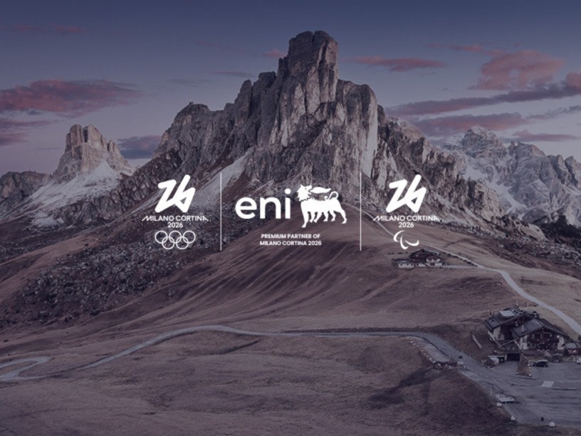 Logo di Eni come Premium Partner dei Giochi Olimpici e Paralimpici Invernali Milano Cortina 2026, con le Dolomiti sullo sfondo al tramonto.