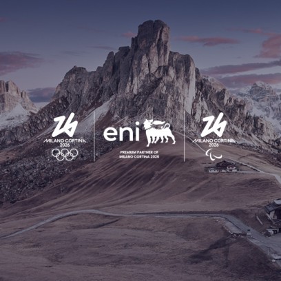 Logo di Eni come Premium Partner dei Giochi Olimpici e Paralimpici Invernali Milano Cortina 2026, con le Dolomiti sullo sfondo al tramonto.