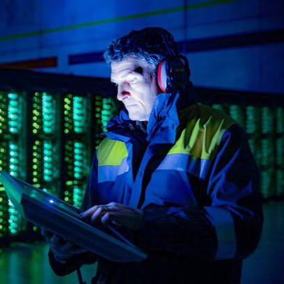 Tecnico con in mano i-pad all'interno dell'hpc6