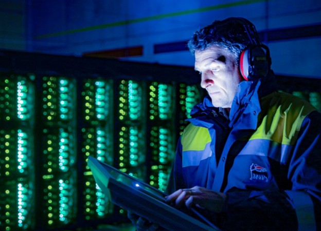 Operaio all'interno dell'HPC6 con ipad