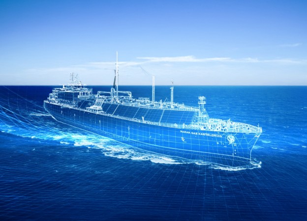 Nave industriale in oceano con modello digitale sovrapposto