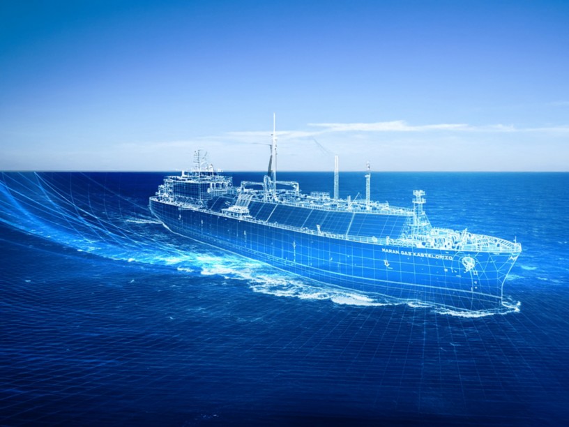 Nave industriale in oceano con modello digitale sovrapposto