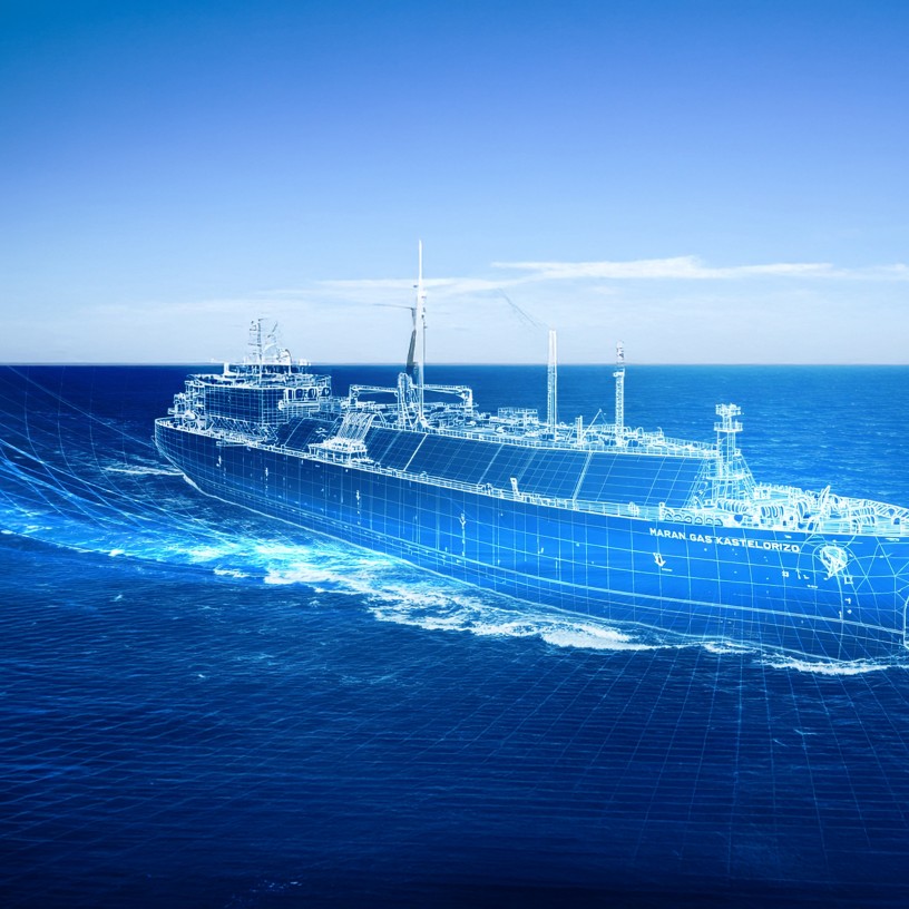 Nave industriale in oceano con modello digitale sovrapposto