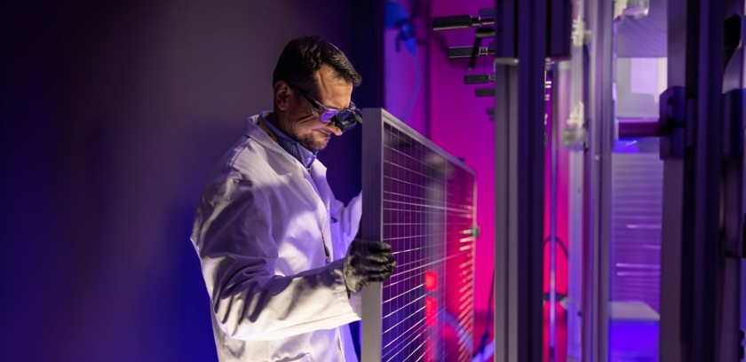 Scienziato sistema pannello solare in laboratorio