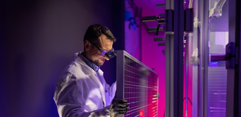 Scienziato sistema pannello solare in laboratorio