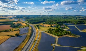 Paesaggio naturale con strada  impianti di pannelli solari ed eolico