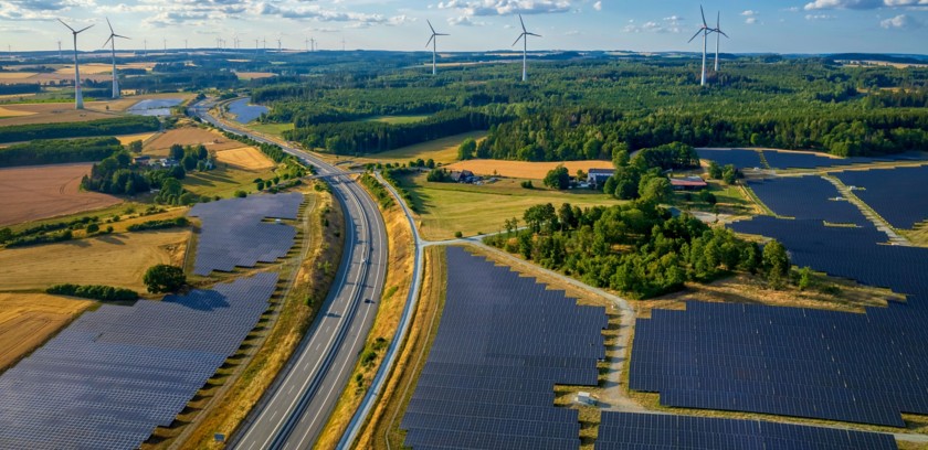 Paesaggio naturale con impianti di pannelli solari ed eolico