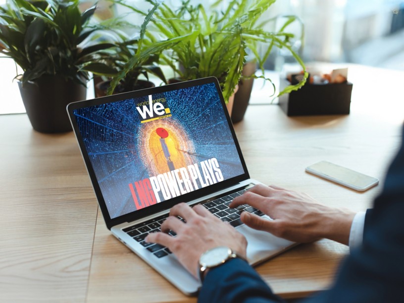 Persona al laptop con rivista digitale "we." e copertina futuristica.