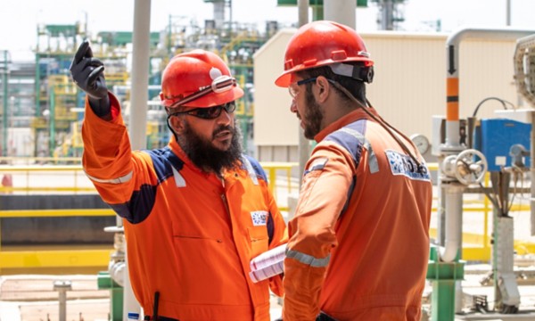 Due operai controllano l’impianto