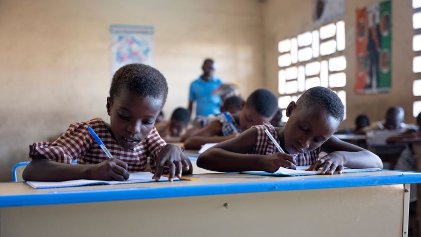 Due  bambini africani  scrivono durante la lezione in classe