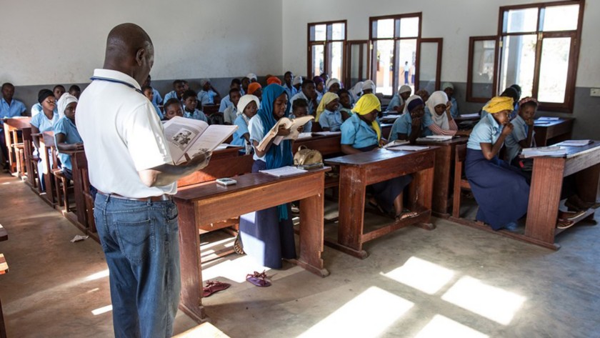 bimbi africani a lezione in classe