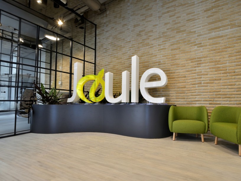 Ingresso della scuola Joule con logo