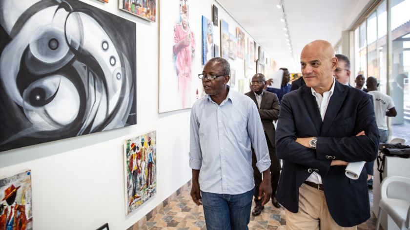 Visita Claudio Descalzi all’interno del museo africano