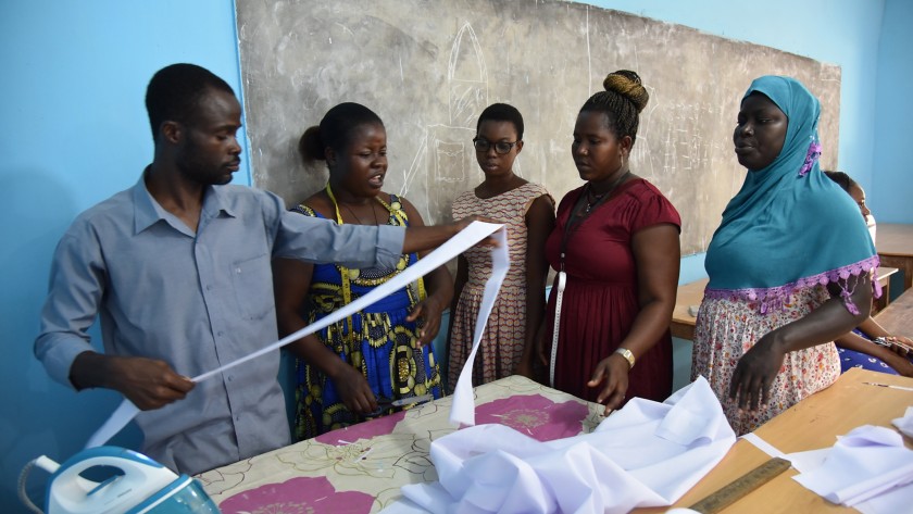 Comunità africana durante un corso di cucito