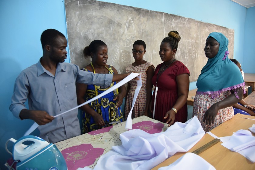 Comunità africana durante un corso di cucito