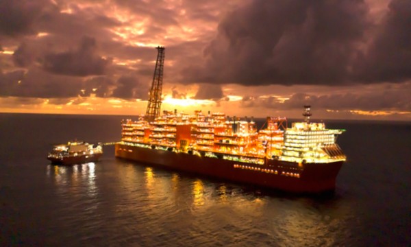 L’unità galleggiante di liquefazione Coral Sul FLNG con tutte le luci accese