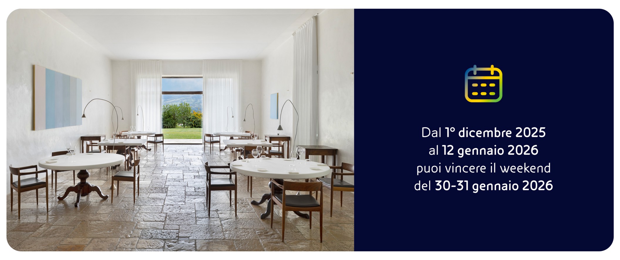 Interno luminoso di un ristorante elegante con tavoli apparecchiati e vista sul giardino; a destra testo promozionale sulle date del concorso.