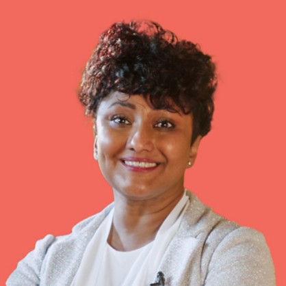 una ragazza sorridente con i capelli neri e un vestito bianca