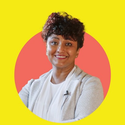 una ragazza sorridente con i capelli neri e un vestito bianca