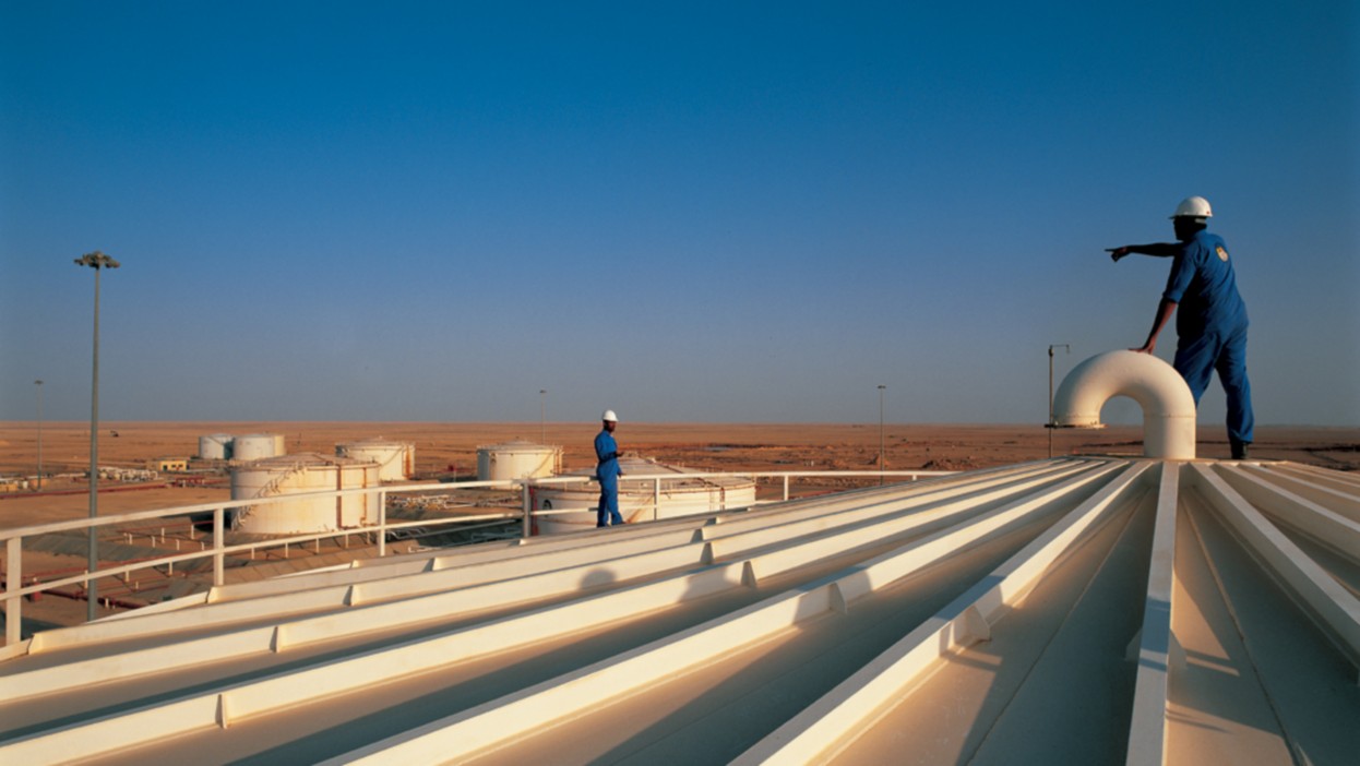 Operaio all’interno dell’impianto industriale