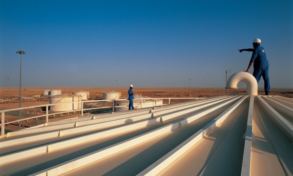 Operaio all’interno dell’impianto industriale