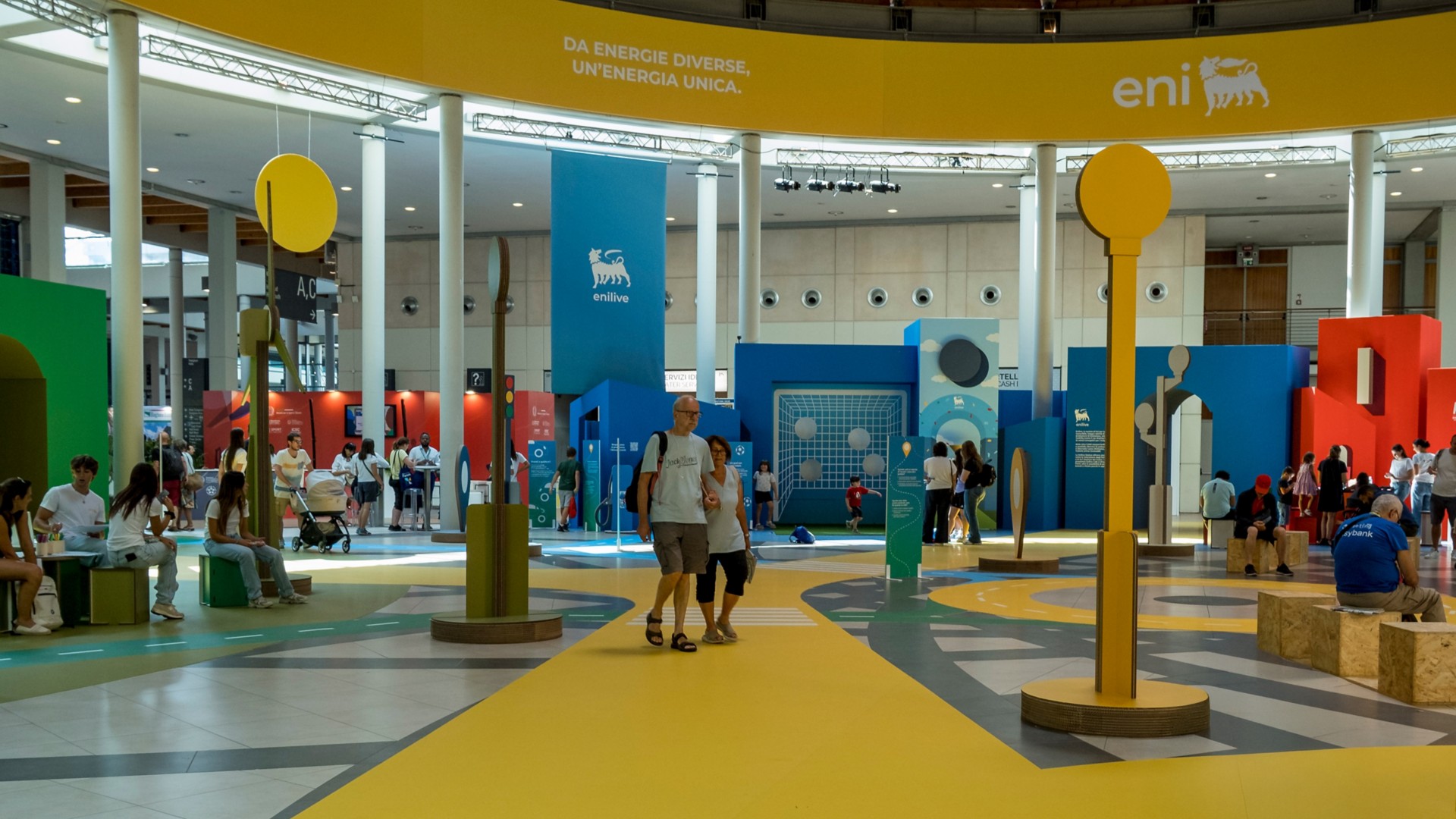 Visitatori allo stand Eni all'interno del Meeting di Rimini 2025 