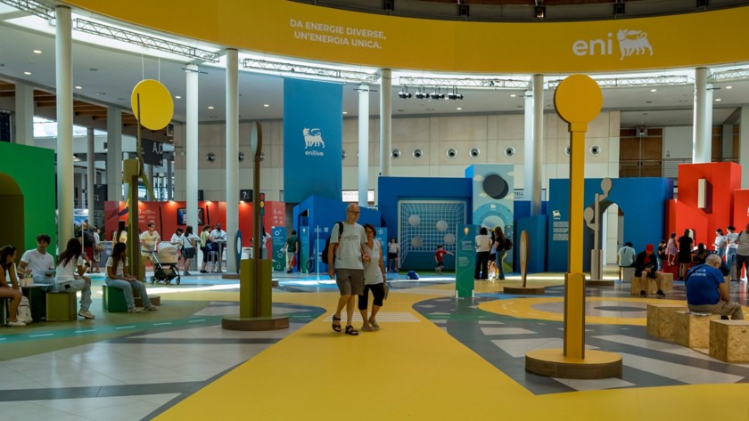 Visitatori allo stand Eni all'interno del Meeting di Rimini 2025 