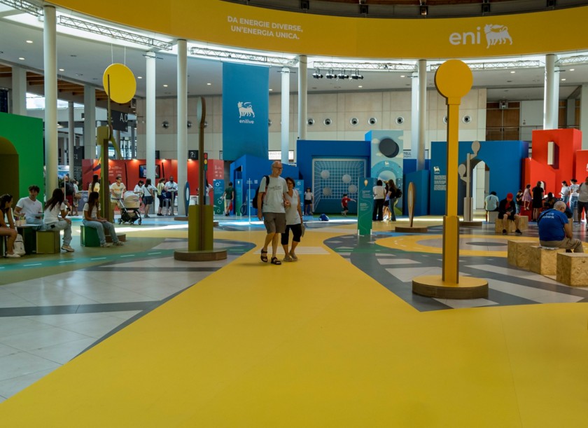 Visitatori allo stand Eni all'interno del Meeting di Rimini 2025 