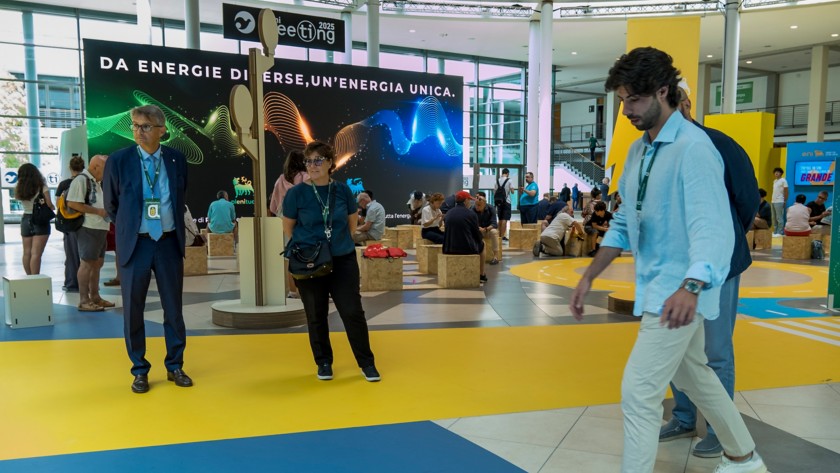 Visitatore calcia il pallone verso la porta nella parte di stand Enilive