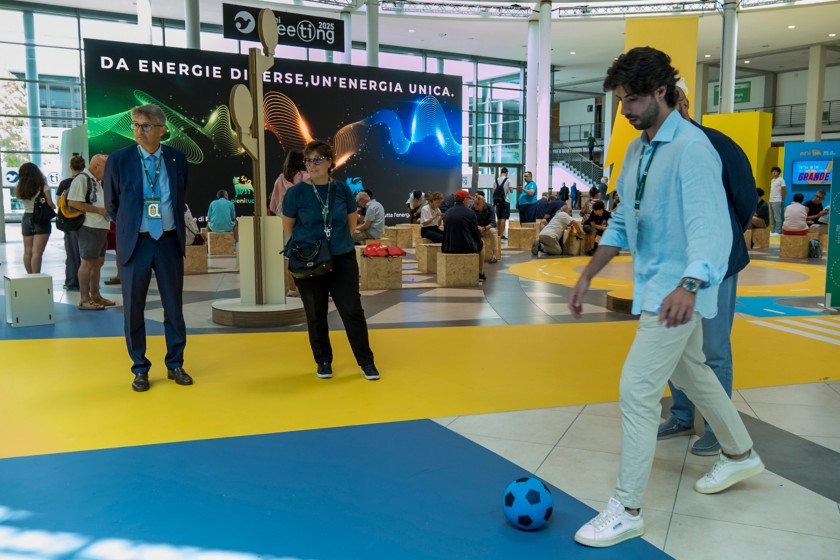 Visitatore calcia il pallone verso la porta nella parte di stand Enilive