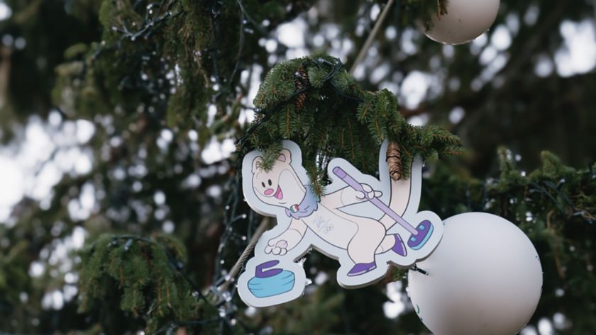 Dettaglio di una pallina con la mascotte illustrata, decorativa dell'Albero dei Giochi di Milano Cortina 2026.