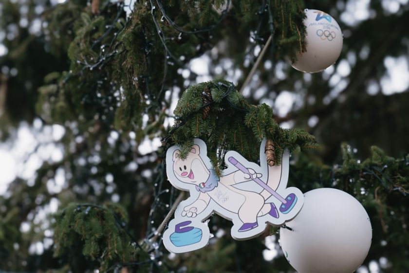 Dettaglio di una pallina con la mascotte illustrata, decorativa dell'Albero dei Giochi di Milano Cortina 2026.