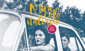Una foto retrò  con un gruppo di persone in macchina, e una scritta che dice Miracolo Italiano