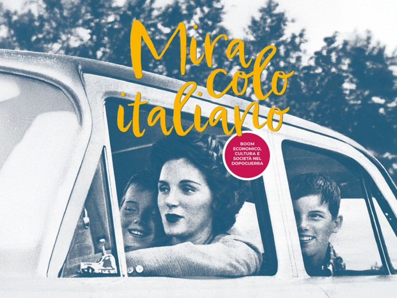 Una foto retrò  con un gruppo di persone in macchina, e una scritta che dice Miracolo Italiano