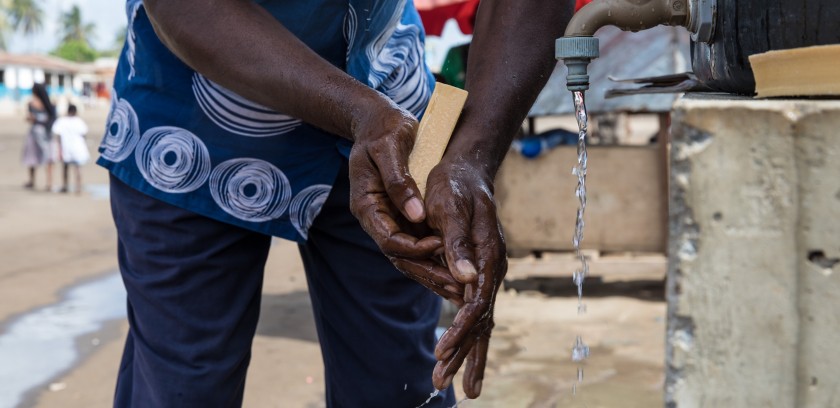 Dettaglio di mani di una persona, sotto l'acqua