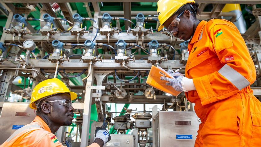 Operai africani controllano i macchinari della centrale del gas