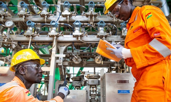 Operai africani controllano i macchinari della centrale del gas