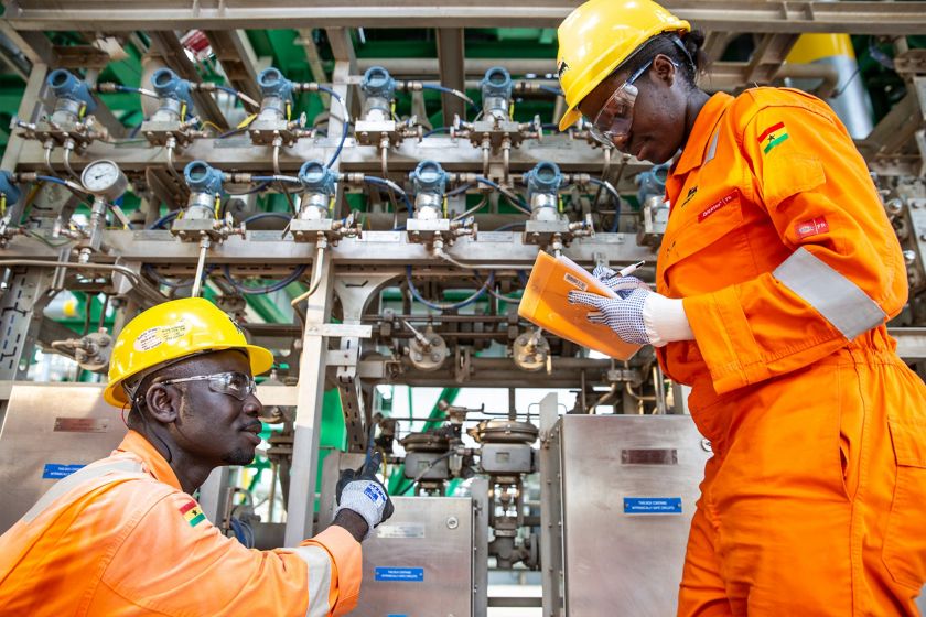 Operai africani controllano i macchinari della centrale del gas