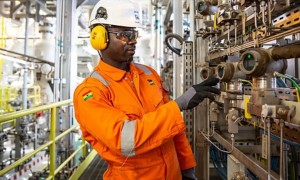 Operaio africano controlla i macchinari della centrale del gas