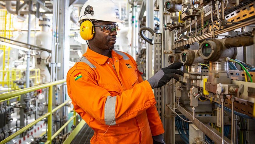 Operaio africano controlla i macchinari della centrale del gas
