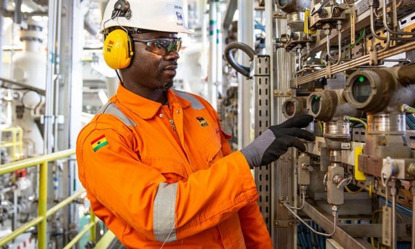 Operaio africano controlla i macchinari della centrale del gas